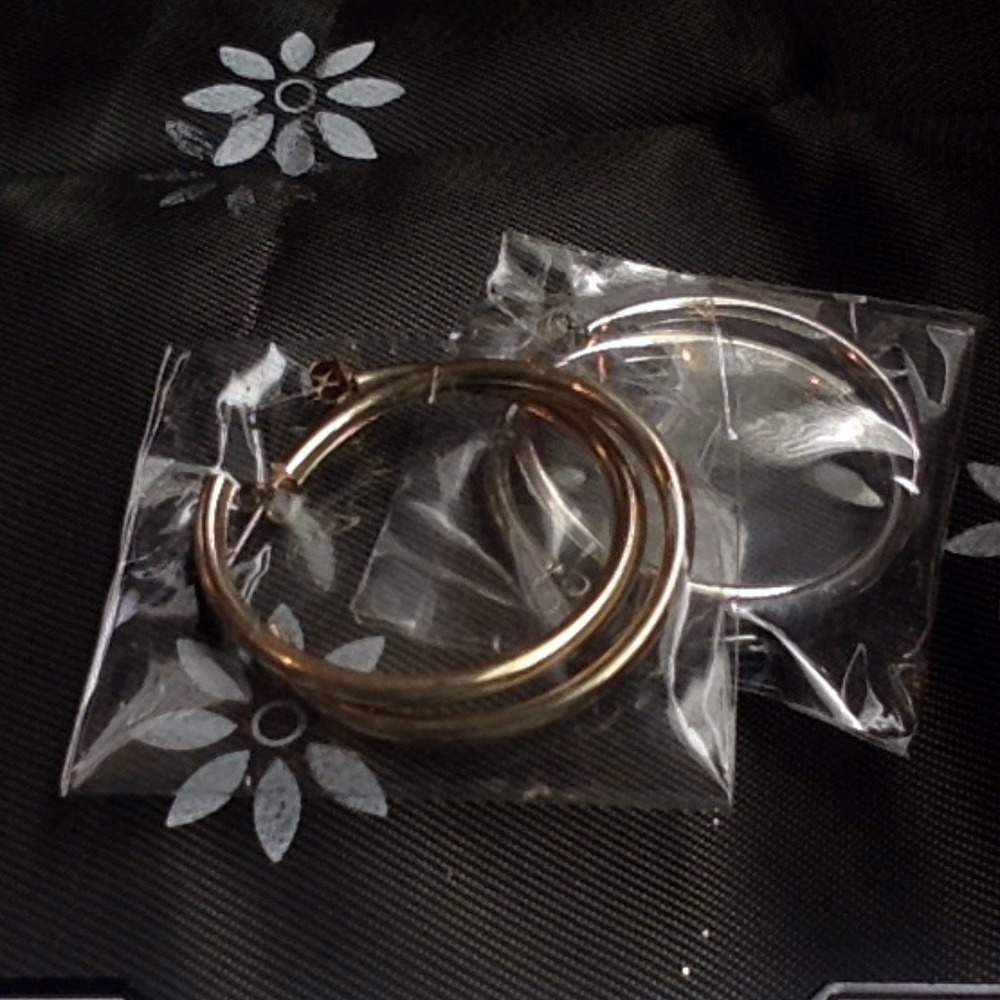 Gold and silver colored hoop earrings Medium